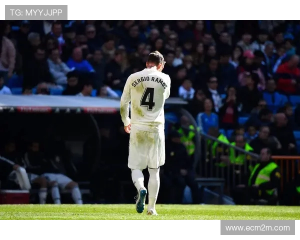 齐达内晒照身穿皇马新球衣展现传奇风采酷劲十足